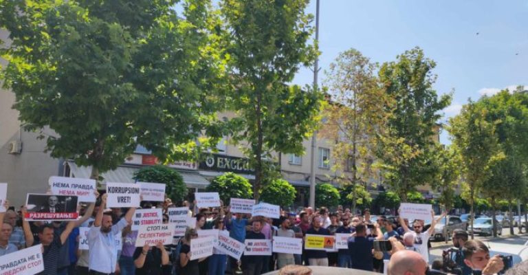 „Вистина над лагата, одговорност сега“: граѓани се собраа пред судот во Тетово