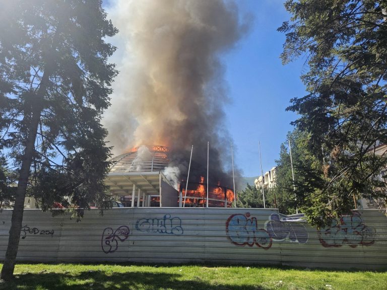 Голем пожар во Универзална сала во Скопје